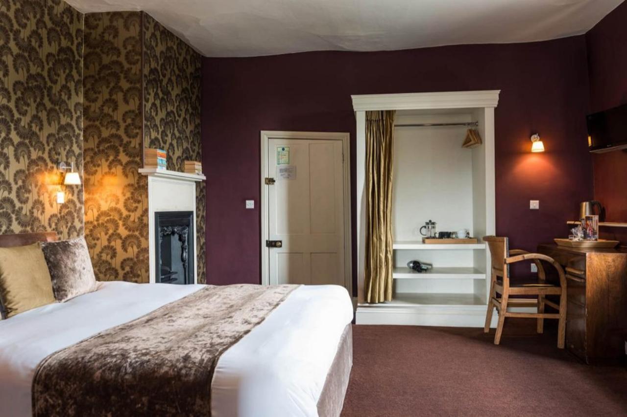 The Castle Inn Bradford-On-Avon Bagian luar foto