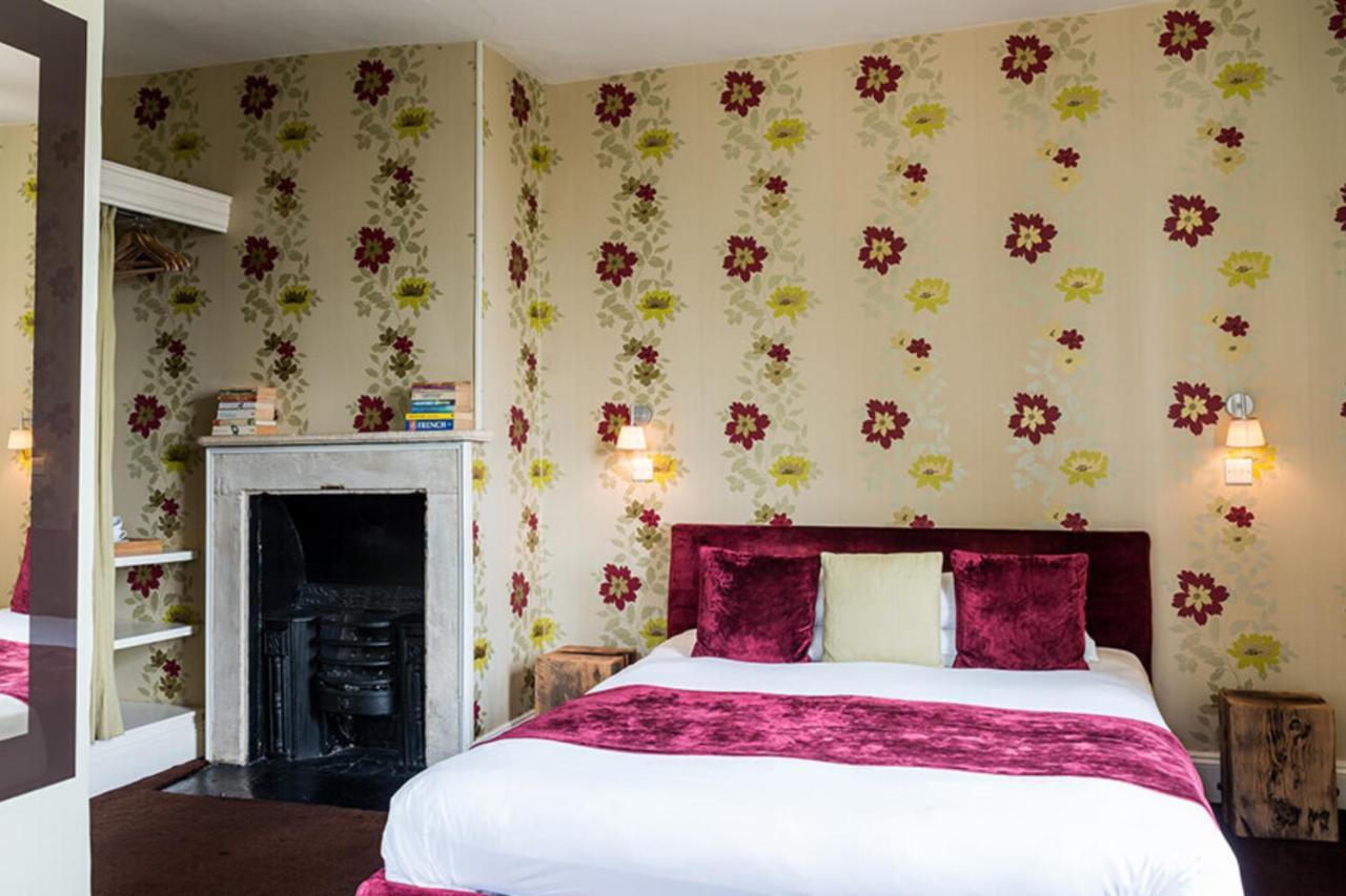 The Castle Inn Bradford-On-Avon Bagian luar foto